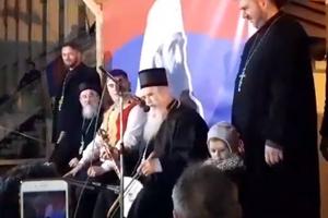 MITROPOLIT AMFILOHIJE ZAPEVAO UZ GUSLE: Pesma se orila Pljevljima, narod mu aplaudirao! (VIDEO)