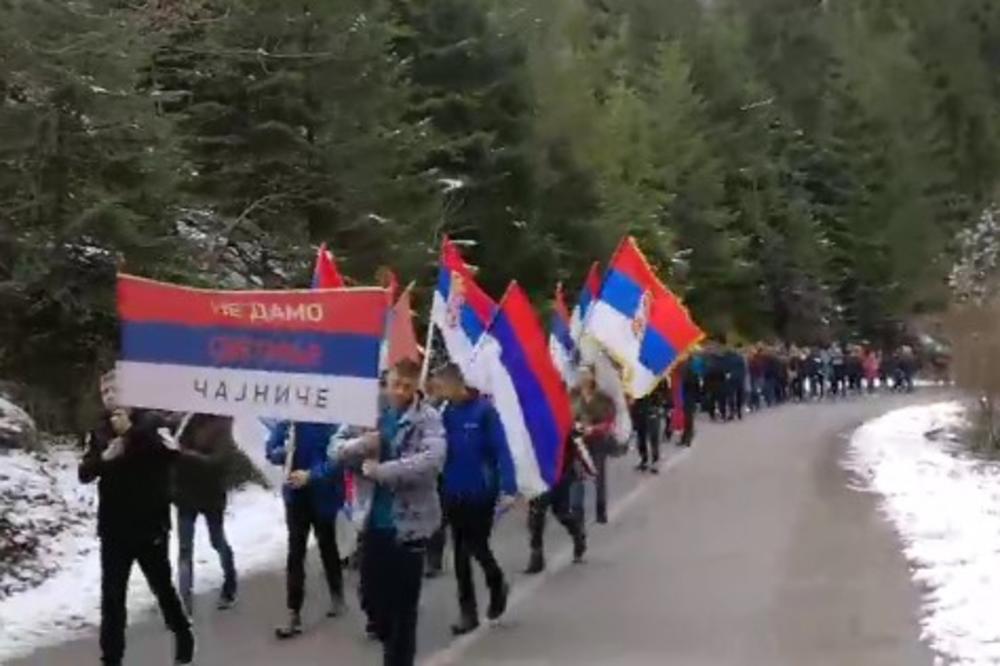 ČAJNIČANI KRENULI KA CRNOJ GORI NA LITIJU, DOČEKAO IH KORDON NA GRANICI: Policija ih sprečila da idu ka Pljevljima!