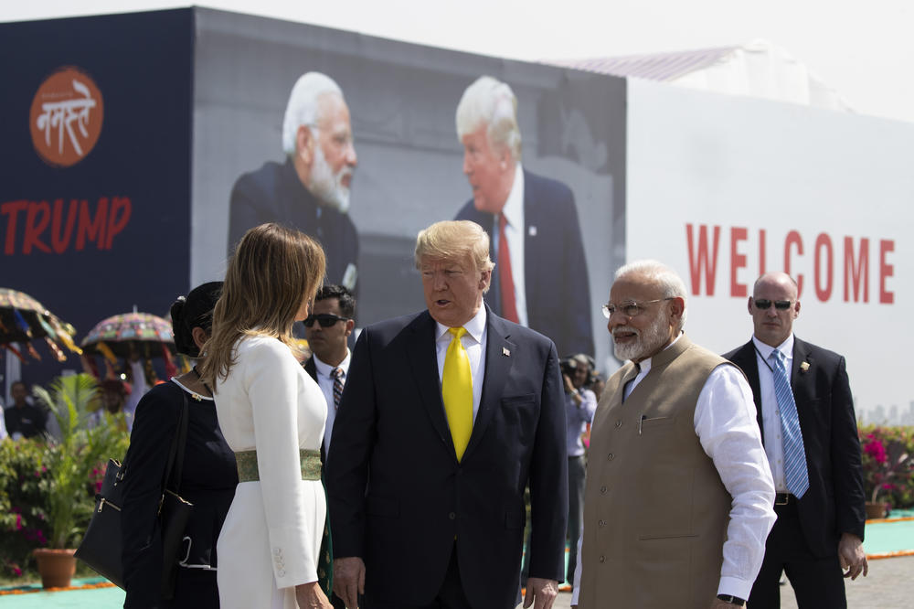 TRAMP DOPUTOVAO U INDIJU SA MELANIJOM: Pre dolaska se oglasio na Tviteru, dočekao ga premijer Modi! (FOTO, VIDEO)