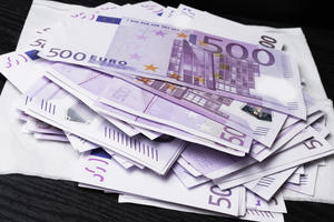 DINAR USIDREN: Evro danas 117,57 po srednjem kursu