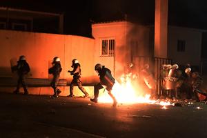 RAT NA LEZBOSU ZBOG MIGRANATA: Policija suzavcem zasula meštane koji neće izbegličke centre, stižu i vodeni topovi