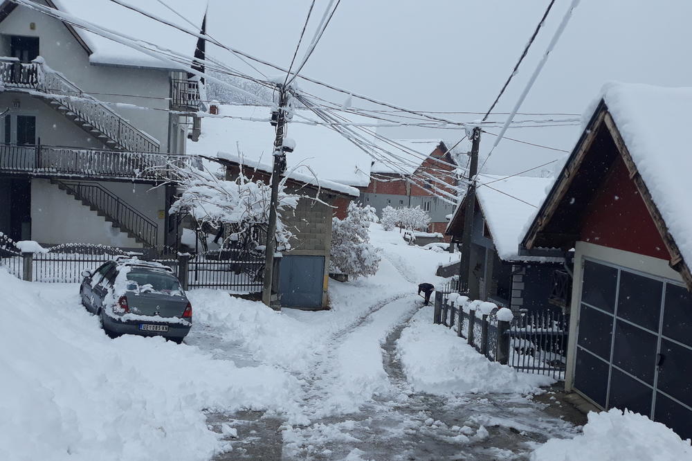 VRATILA SE ZIMA: U užičkom kraju osvanulo više od 30 cm snega, neprohodan deo seoskih puteva FOTO