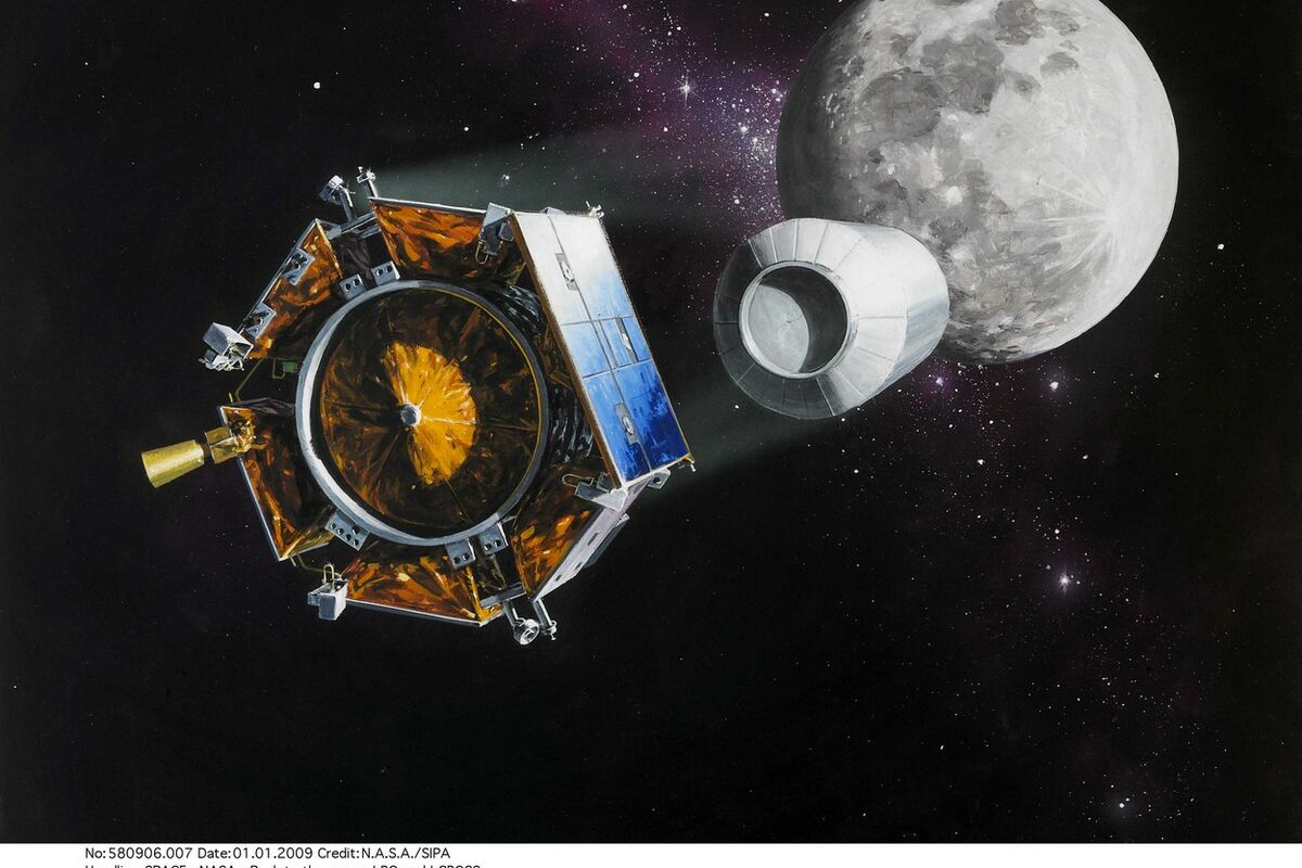 Астрофизик изучает. НАСА LCROSS. Аппарат LCROSS. Lunar reconnaissance Orbiter и Lunar Crater observation and Sensing Satellite. Спутник haca LCROSS.