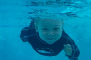 BUDUĆI ŠAMPION! Pustili su bebu da sama skoči u bazen, ono što je uradila u vodi ostavlja bez daha! (VIDEO)