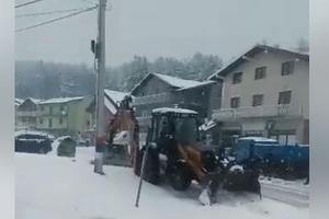 JUNAČKI, NEMA ŠTA: Bager ruši zid u Pljevljima na kojem je oslikana trobojka! (VIDEO)