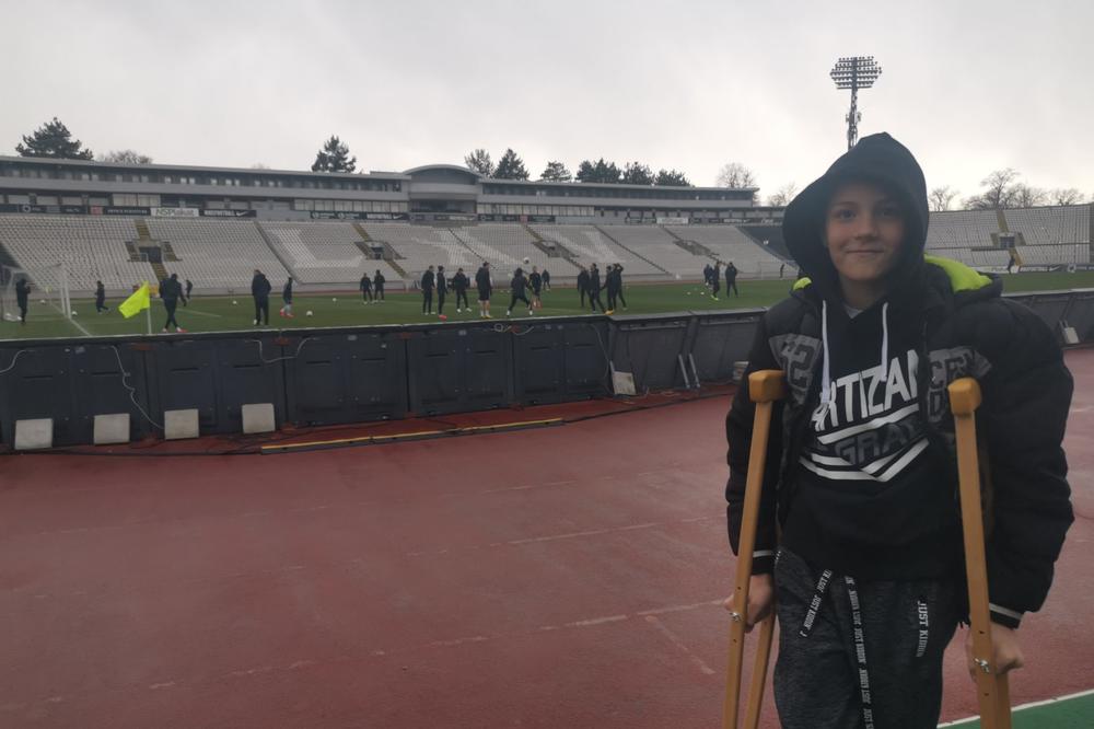 LJUBAV PREMA KLUBU NEMA GRANICE! Mali Luka Petrović ostvario svoj san i posetio trening Partizana pred večiti derbi!