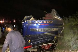 STRAVIČNA NESREĆA U PAKISTANU: U sudaru voza i autobusa poginulo 19 ljudi, a 28 je povređeno (VIDEO)