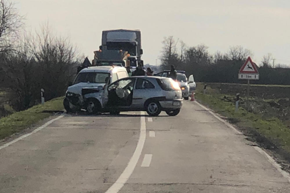 SAOBRAĆAJNA NESREĆA NA PUTU SOMBOR-SUBOTICA: Kod mesta Obzir došlo do sudara dva putnička automobila
