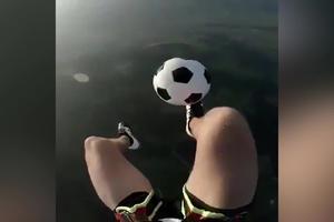 OSTAVLJA BEZ DAHA! Ovaj čovek okačen o sajlu pika loptu u vazduhu, na visini od nekoliko hiljada metara! (VIDEO)