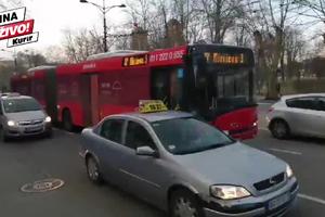 HAOS NA BULEVARU! Auto isekao bus GSP, putnici "leteli" po vozilu! Gužve u centru zbog udesa KURIR TV