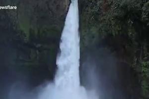 OD OVOG SNIMKA SE DIŽE KOSA NA GLAVI! Spušta se kajakom niz opasan vodopad i sve to snima! (VIDEO)