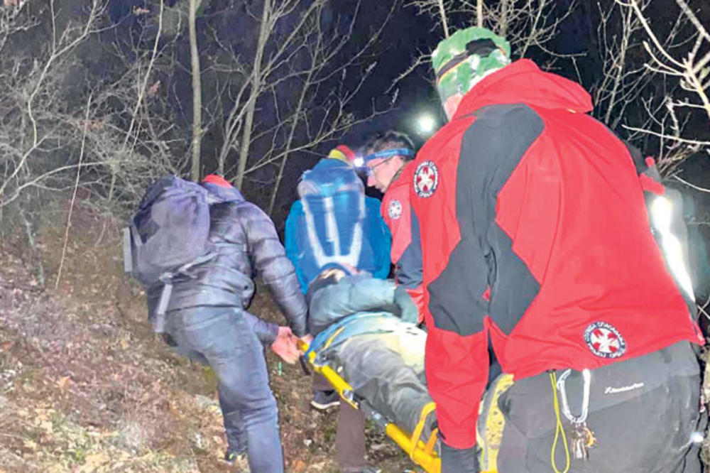 MOTOCIKLISTA POVREĐEN NA SUVOJ PLANINI: Pripadnici Gorske službe spasavanja krenuli u tešku misiju na nepristupačnom terenu