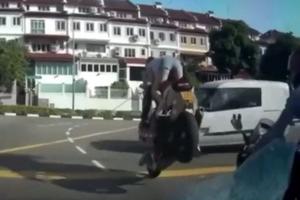 KOČI U MESTU BOLJE OD MIŠKA! Motociklista bio suviše oprezan, pa LANSIRAO SAPUTNICU! (VIDEO)