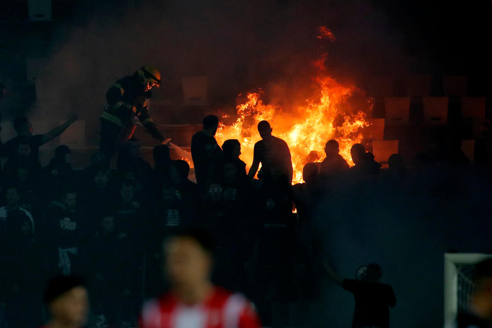DETALJI POSLE HAOSA NA JUŽNOJ TRIBINI: FK Partizan moraće da plati 11.500 evra zbog zapaljenih stolica! (FOTO)