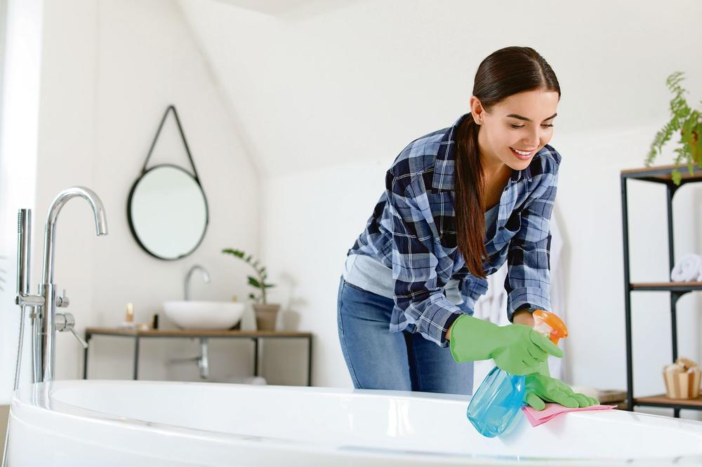 VEČITI PROBLEM JAVLJA SE NA FUGAMA I SILIKONU: Kako očistiti buđ u kupatilu