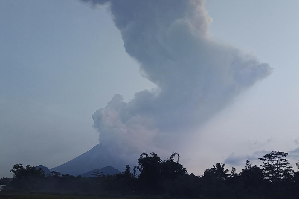 PRORADIO VULKAN MERAPI U INDONEZIJI: Erupcija na ostrvu Java, dim se nadvio nad gradom Solo (FOTO, VIDEO)