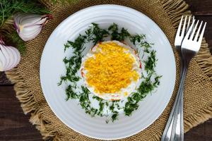NAPRAVITE MIMOZA SALATU BEZ ŠUNKE: Samo sa povrćem, jajima i sirom (RECEPT)