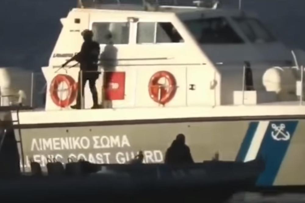 SNIMCI ZA NEVERICU: Grčka obalska straža pokušava da potopi brod sa migrantima, pucaju u znak upozorenja (VIDEO)