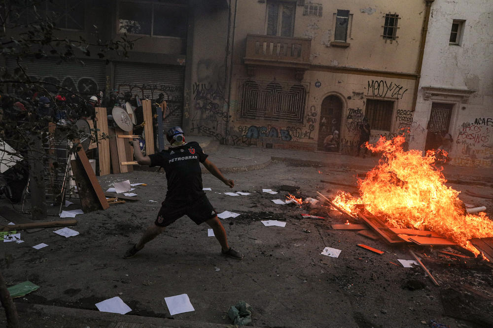CIGLAMA I KAMENICAMA NA POLICIJU! Žestoki sukobi na ulicama Čilea: Više desetina POVREĐENIH!