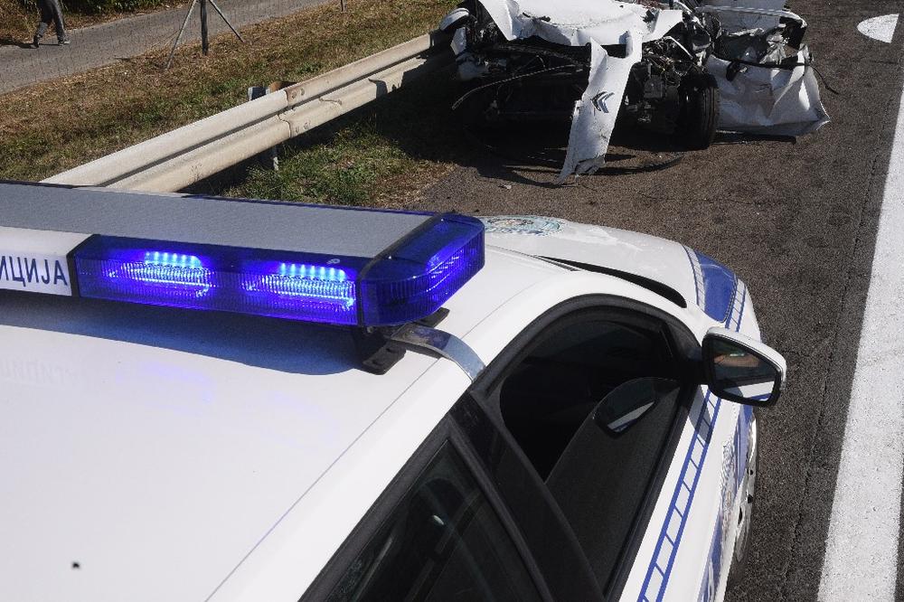 TEŠKA NESREĆA KOD LAĐEVACA, KILOMETARSKI ZASTOJI U OBA SMERA: Šleper se preprečio nasred puta, a pored njega smrskani auto (FOTO)