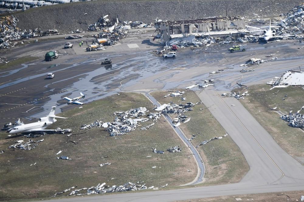 KATASTROFA SNIMLJENA IZ VAZDUHA: Aerodrom potpuno uništen u tornadu, hangari porušeni, nekih aviona ni nema! (VIDEO)