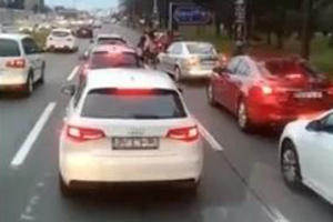 ŽENSKA TUČA U ZAGREBU: Zaustavile saobraćaj pa krenule u obračun, uzalud ih rastavljali! (VIDEO)