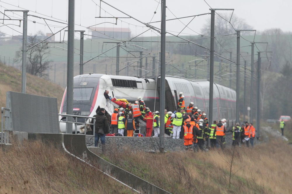 NESREĆA U FRANCUSKOJ: Super-brzi voz sa 348 putnika iskočio iz šina, povređeno 22 ljudi (FOTO, VIDEO)