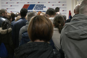 STARI GRAD PODRŽAO Srpsku naprednu stranku: Redovi za prikupljanje potpisa u Opštinskom odboru stranke