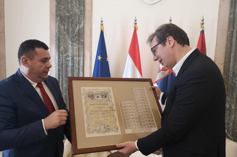 STIGAO POKLON OD MAĐARSKOG PREDSEDNIKA: Pogledajte šta je Orban poklonio Vučiću za 50. rođendan (FOTO)