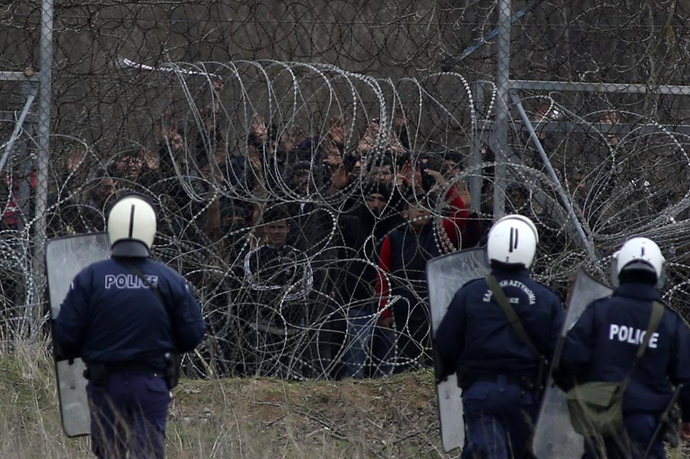 NEREDI NA GRANICI GRČKE I TURSKE: Policija suzavcem i vodenim topovima zaustavlja migrante (VIDEO)