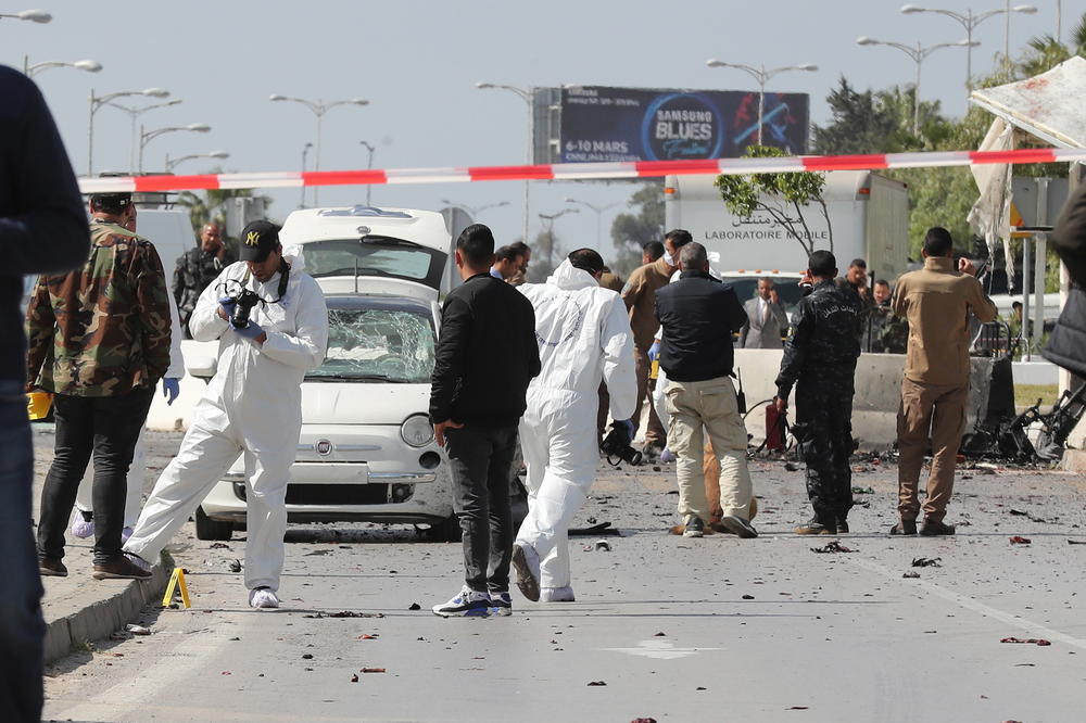 DVA BOMBAŠA SE RAZNELA U TUNISU ISPRED AMBASADE SAD: Policajac poginuo, najmanje 5 ljudi ranjeno
