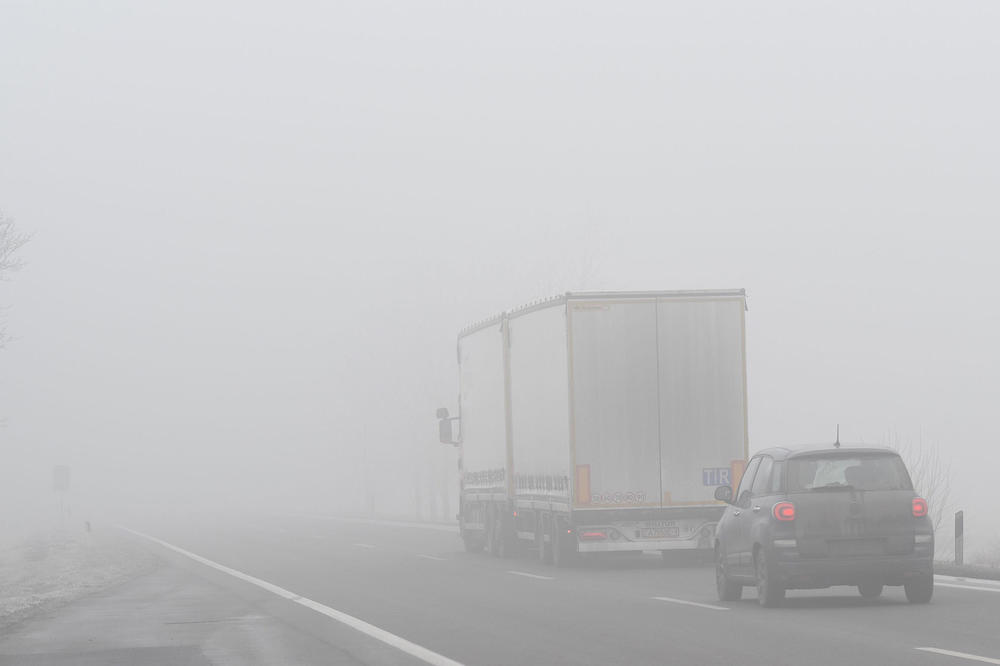 STANJE NA PUTEVIMA: Oprez zbog magle i mokrih kolovoza, teretnjaci na Horgošu čekaju 5 sati, 4 na Kelebiji