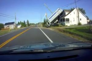 VANSERIJSKI SPEKTAKL NA PUTU! Kamion završio na krovu kuće? (VIDEO)