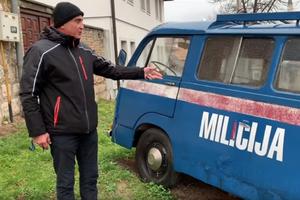 OVO SE DANAS RETKO VIĐA: Sarajlija u svom dvorištu drži kombi jugoslovenske milicije, a sad je odlučio da ga proda!