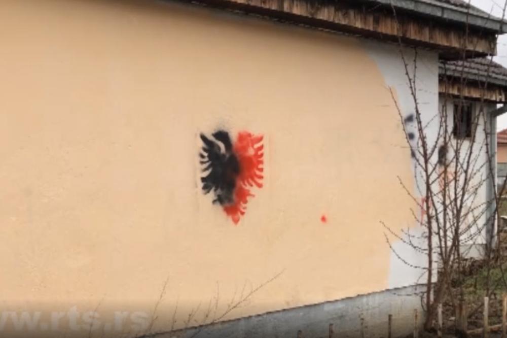 NOVI SKANDALOZNI GRAFITI NA SRPSKOJ ŠKOLI U PREOCU: Osvanuo dvoglavio orao u bojama albanske zastave VIDEO