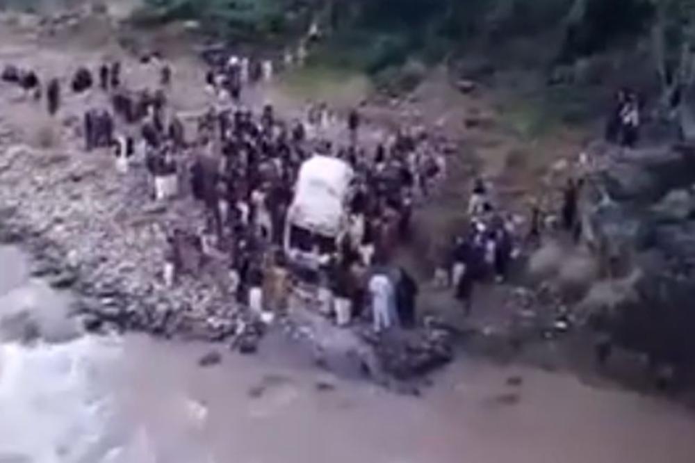 TEŠKA NESREĆA U PAKISTANU: Autobus se survao u provaliju, poginulo najmanje 19 ljudi (VIDEO)