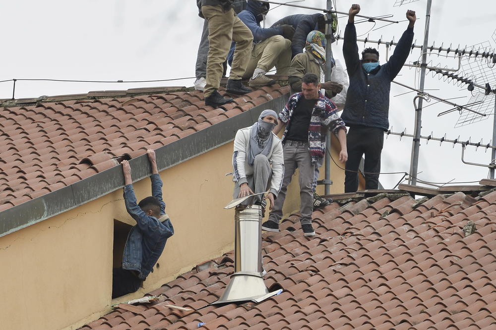 KORONA UŠLA U PREPUNE ZATVORE U ITALIJI: Ne znaju šta će sa zatvorenicima, šalju kući nenasilnike! Zaraženi i stražari