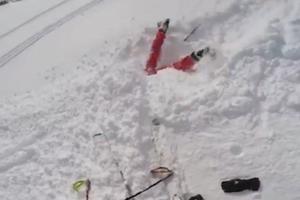 ZARILA SE U SNEG I POČELA DA SE GUŠI! Lagodno skijanje pretvorilo se u dramatičnu BORBU ZA ŽIVOT! (VIDEO)