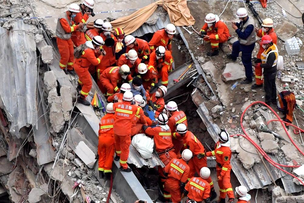 HOROR U KINI: Srušio se dvospratni restoran, 30 ljudi izvučeno iz ruševina, 13 poginulih (VIDEO)