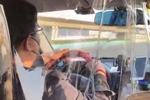 PREVENCIJA NA PRVOM MESTU: Evo kako se kineski taksista štiti od koronavirusa! (VIDEO)