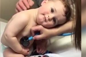 TETO, JA TE VOLIM! Nežna bebica u toku pregleda odlučila da odmori glavu na doktorkinom ramenu! (VIDEO)