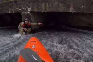 FUJ KAKO SMRDI! Adrenalinski zavisnik prošao kajakom kroz usku odvodnu cev! (VIDEO)