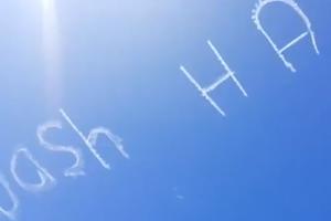 PERITE RUKE! Osvanuo natpis na nebu iznad Sidneja: Avion ispisao upozorenje (VIDEO)