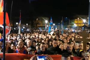 MOLITVE ZA OZDRAVLJENJE I OČUVANJE SVETINJA: Hiljade ljudi na litijama širom Crne Gore! Hrabri narod ne odustaje!