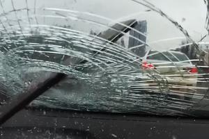 SAM BOG GA JE SAČUVAO! Metalna šipka doletela niotkuda i probila mu šoferku na auto-putu! (VIDEO)