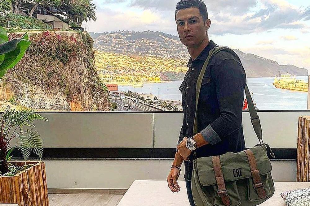 POSLEDNJA REČ ARHITEKTURE NA SAMOJ OBALI MORA: Pogledajte LUKSUZNU kuću u kojoj je Ronaldo u samoizolaciji (FOTO)