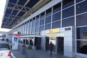 AERODROM NIKOLA TESLA U DOBA KORONE: Prazni terminali i hodnici, otkazani letovi, i samo po neki putnik