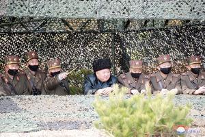 KIM NE HAJE ZA KORONA VIRUS: Dok njegovi saradnici nose maske, lider Severne Koreje nema zaštitu na licu