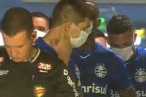 ZAUSTAVITE FUDBAL: Igrači Gremija izašli na teren s maskama u znak protesta! (VIDEO)