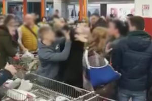 (UZNEMIRUJUĆI VIDEO) SPREČENA TUČA U SUPERMARKETU NA ČUKARICI: Umalo obračun zbog grabljenja robe!